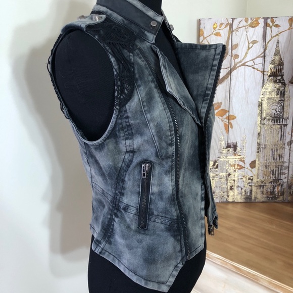 Vest - Picture 3 of 5